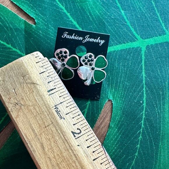 BOGO FREE VTG ENAMEL CLOVER EARRINGS - Picture 3 of 5